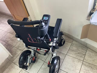 מתקן התופס את הג'ויסטיג לשימוש המלווה בכסא גלגלים ממונע